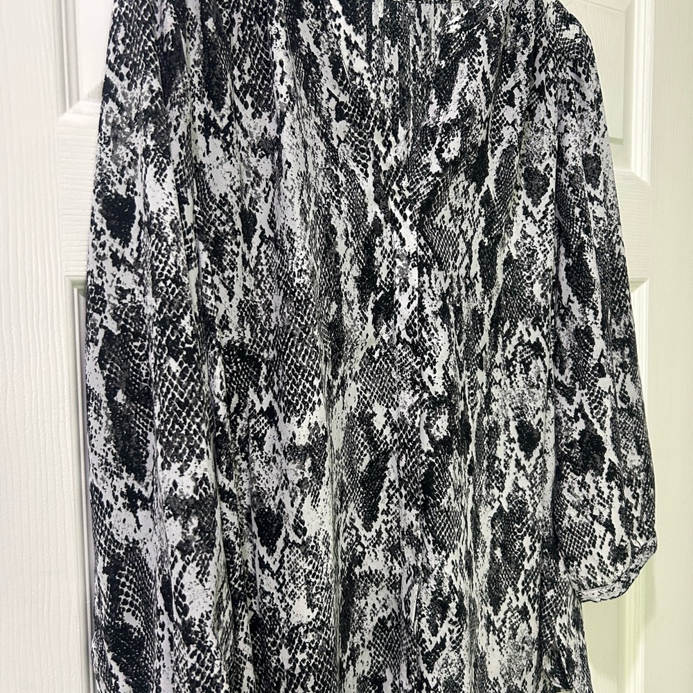 Women's Black and White Snake Print Top - Picture 2 of 7
